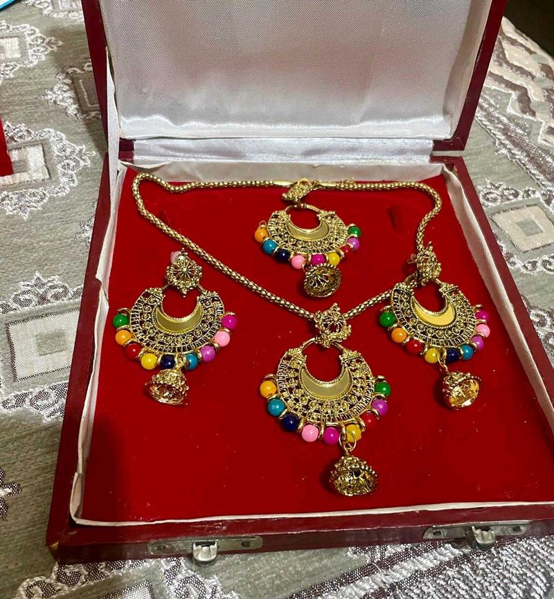 Multicolored Jewellery Set With Tika