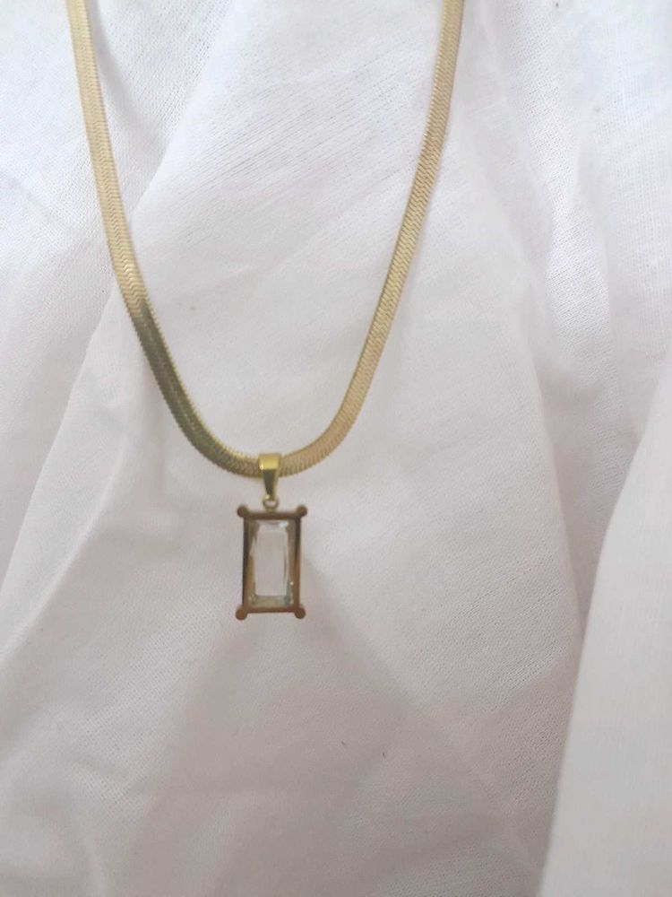 The soft focus snake chain