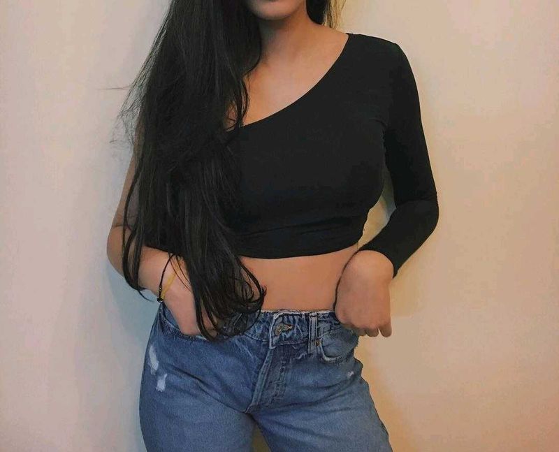 Urbanic off-sleeve Top