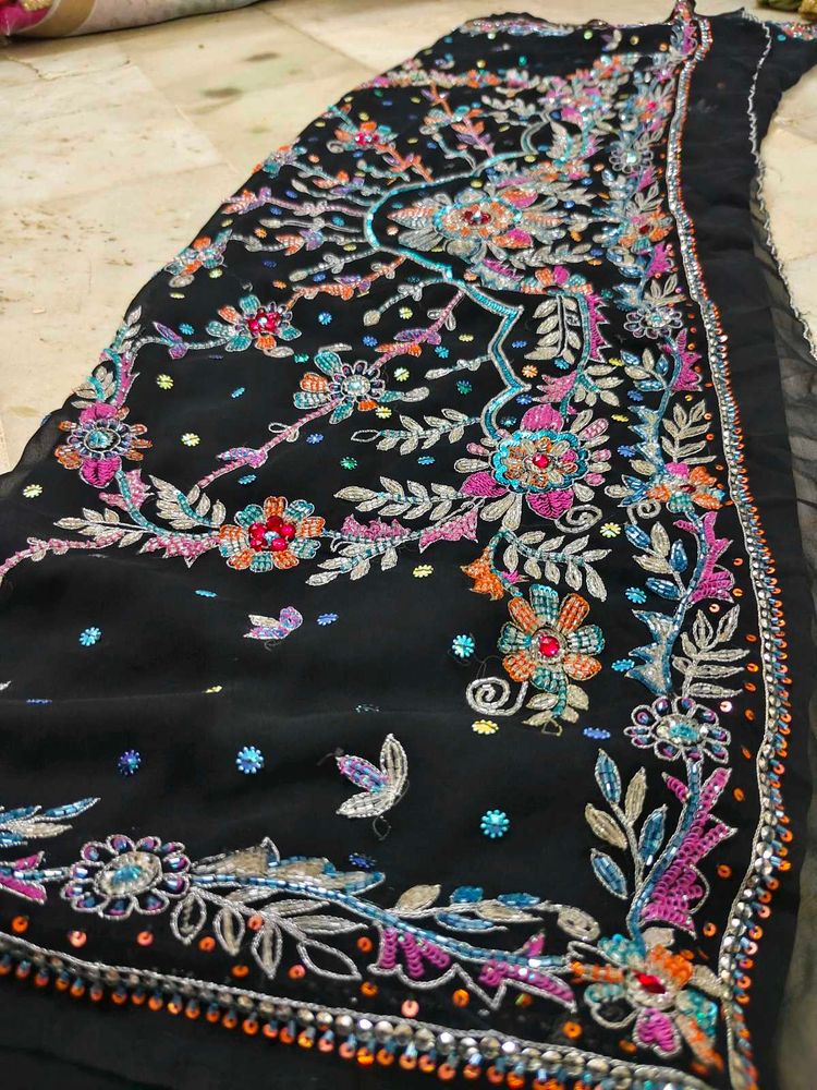 Aari Tari Black 🖤 Expansive Saree 😍