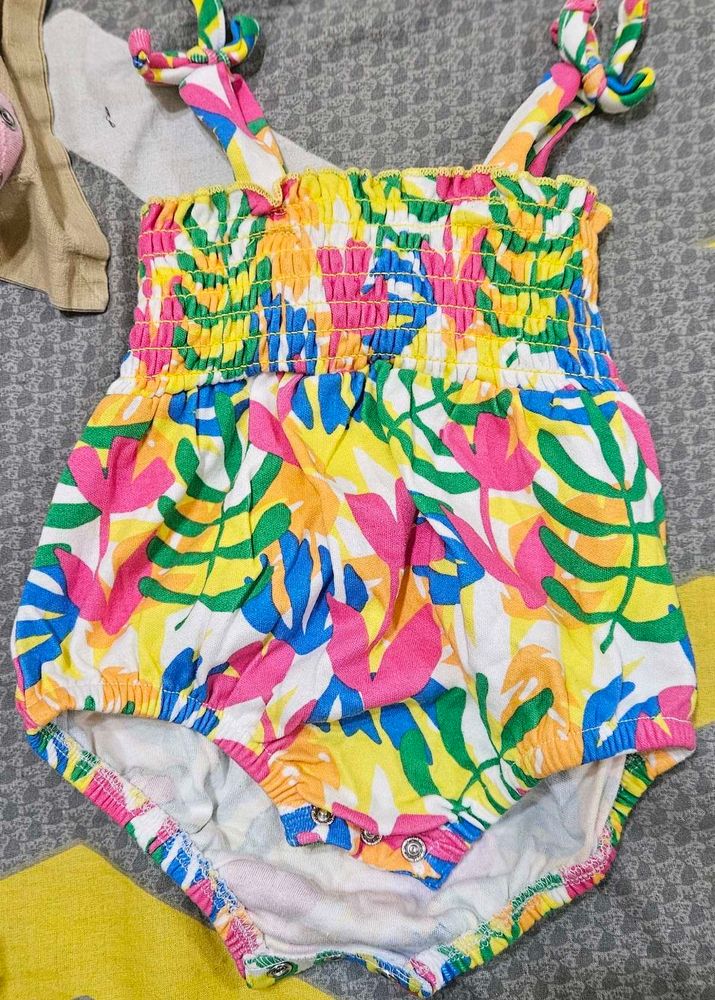 Cute  Onesies of babyoye, mother care and baby hug