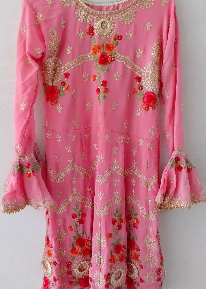 Srara, Gown