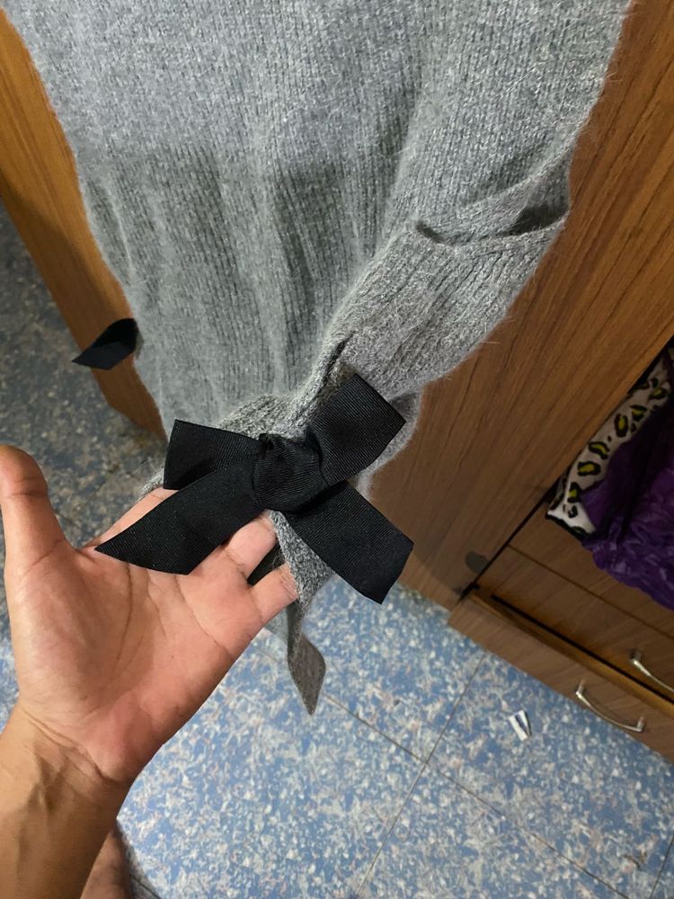 Sleeveless Sweater With Bow