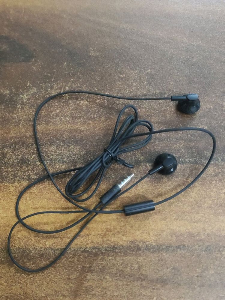 Microsoft black earphones