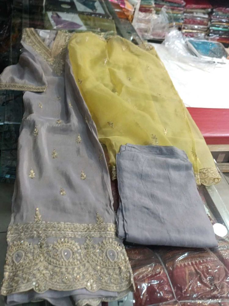 Elegant  Salwar Kameez (Minor Issue)