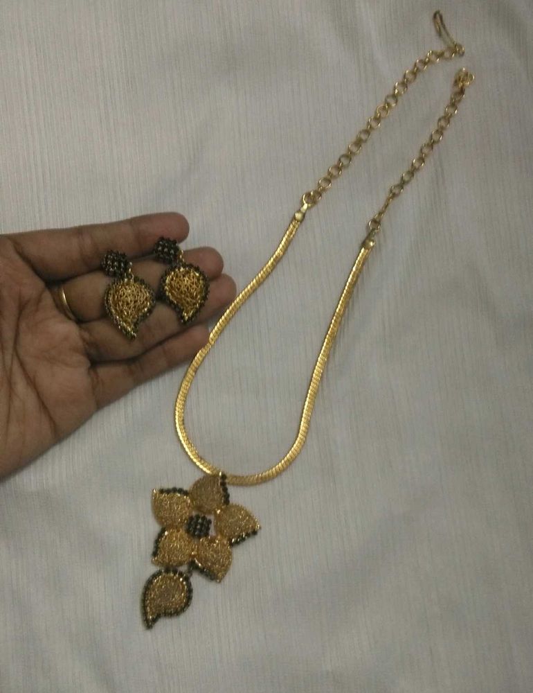 Floral Necklace &amp; Earring Set