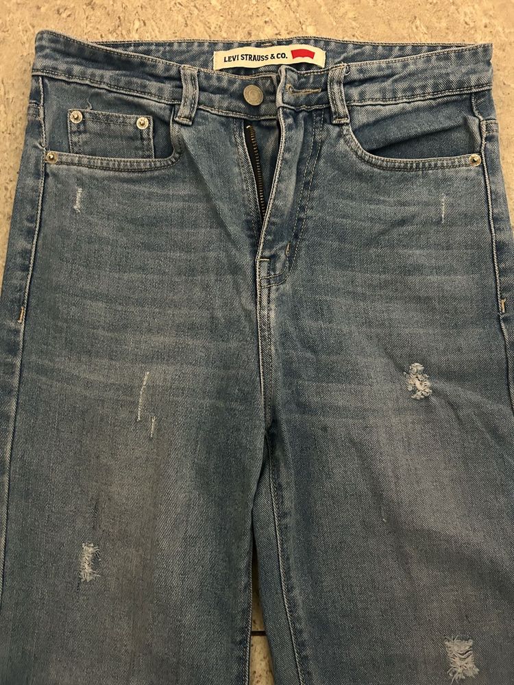 Levi&#39;s Ripped Jeans