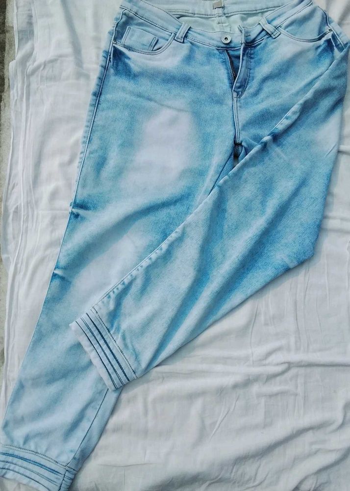 Light Wash Denim Capri Jeans