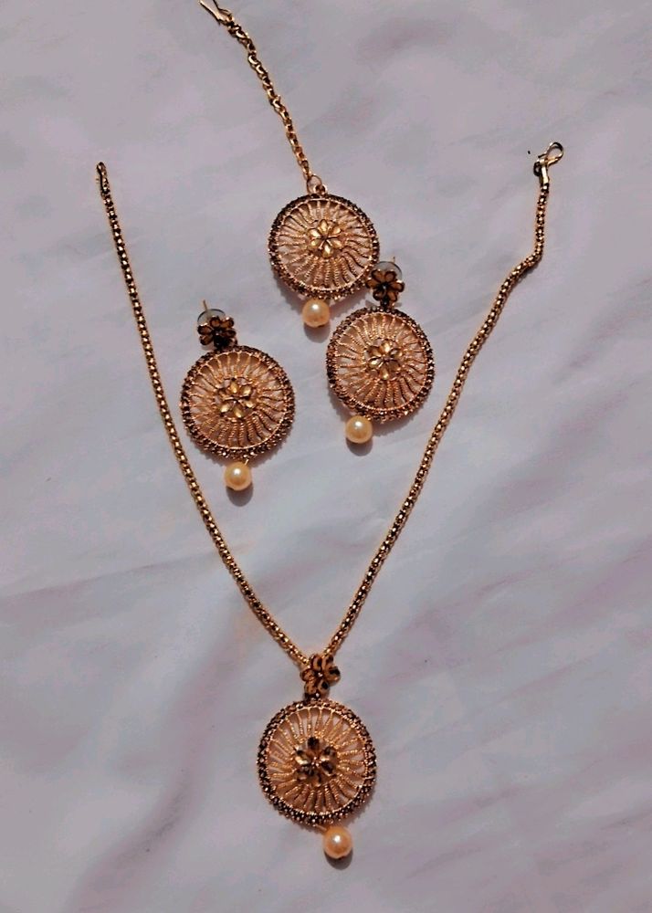 Golden Pendant Sat