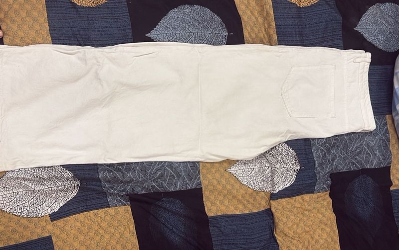 White denim jeans with knee cuts style