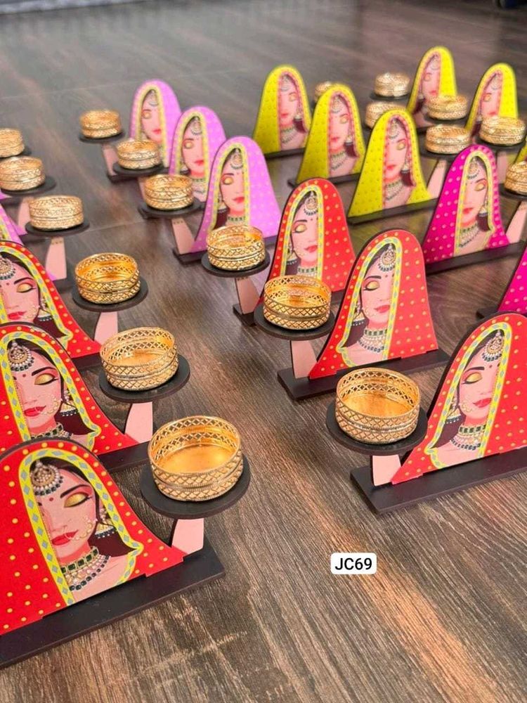 Showpiece Holding Diya