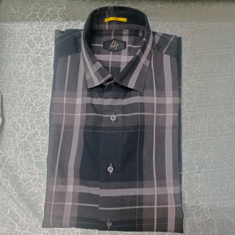 Men&#39;s Plaid Button-Down Shirt