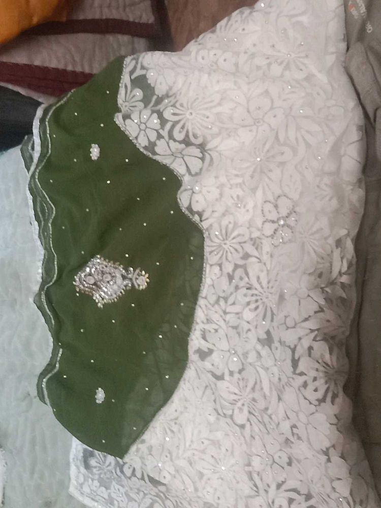 Saree Blouse White Hai Bahut Acha. Ha
