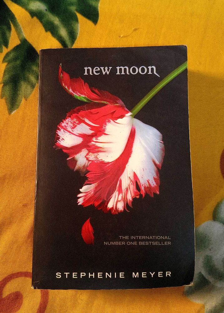 New Moon by Stephenie Meyer