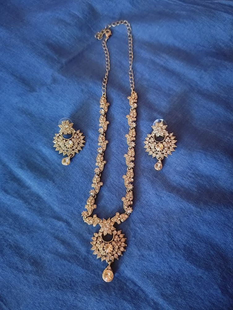 Stunning Golden Necklace With Earrings