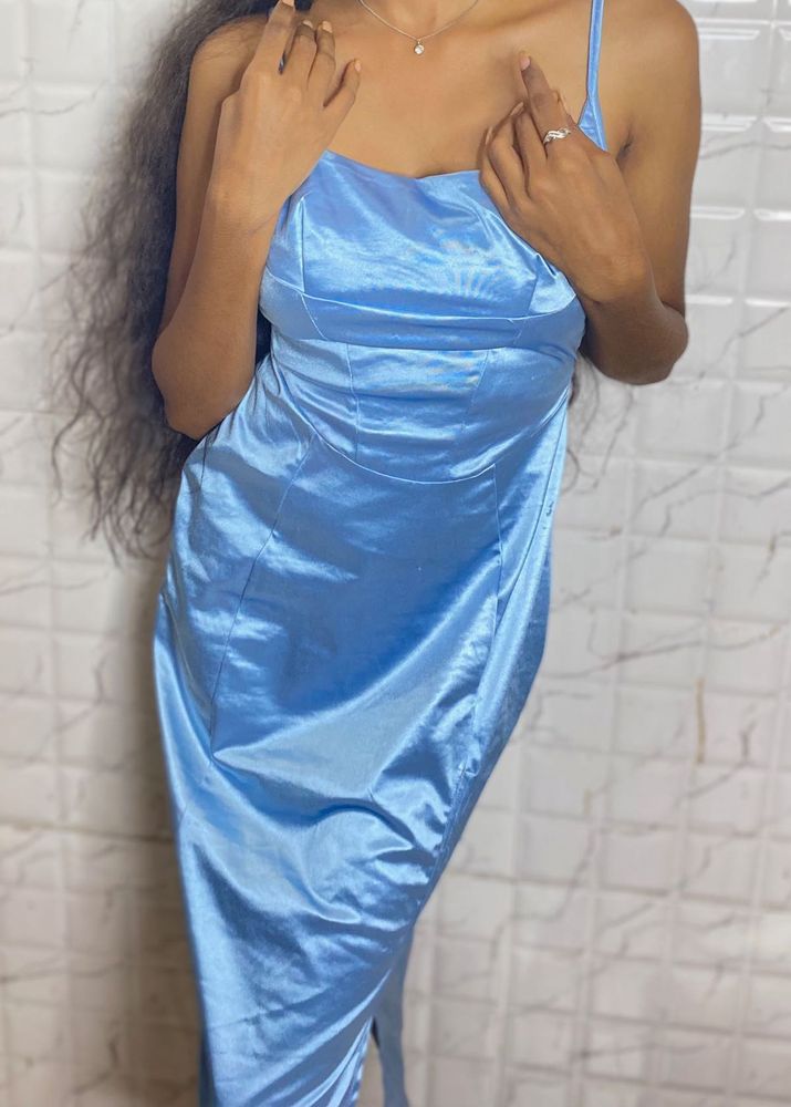 🌸 Blue Bodycone Midi Dress