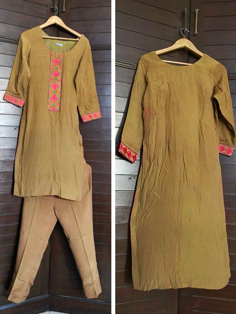 Women Thread Embroidered Crepe Kurta Set
