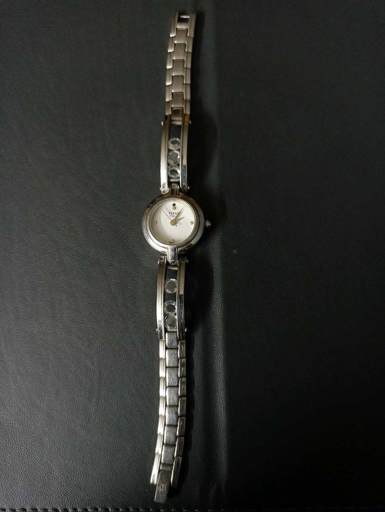 Elegant Silver Wristwatch