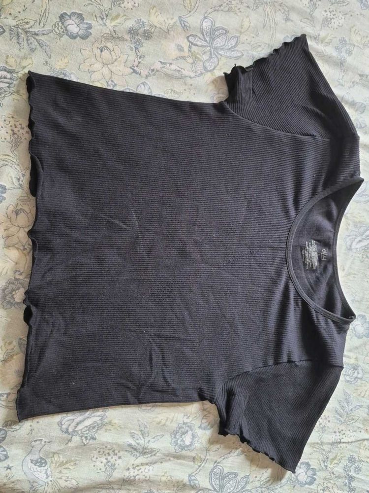 Black Ribbed Lettuce Edge Top