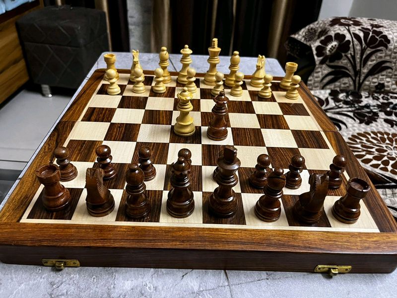 Full woden Chess magnetic with 2 extra queen