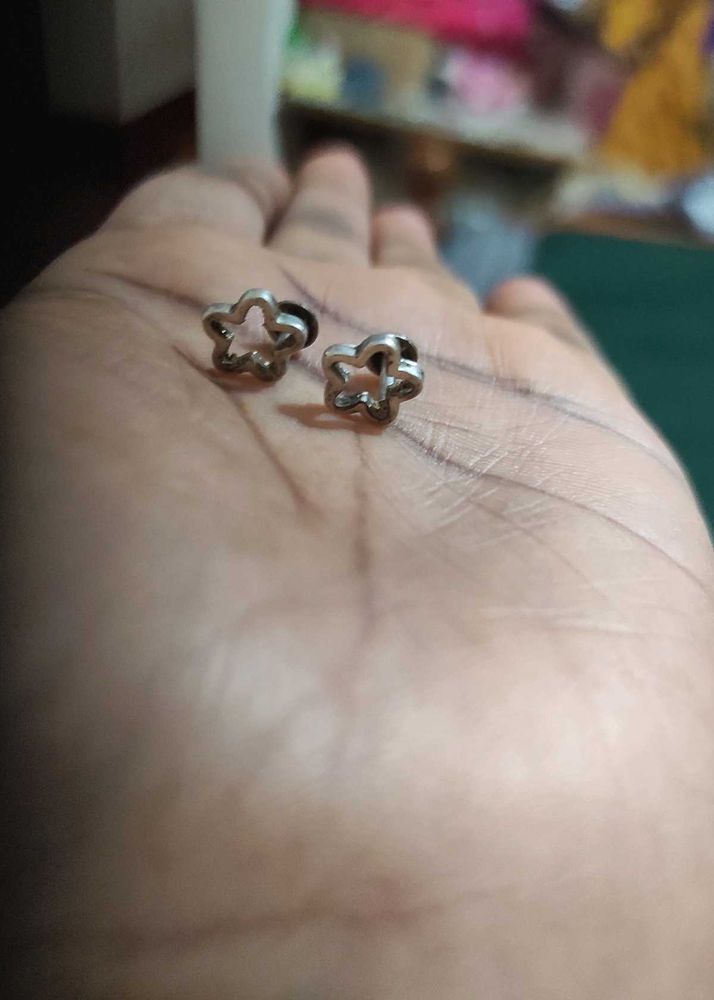 Floral Shape Silver Ear Rings.