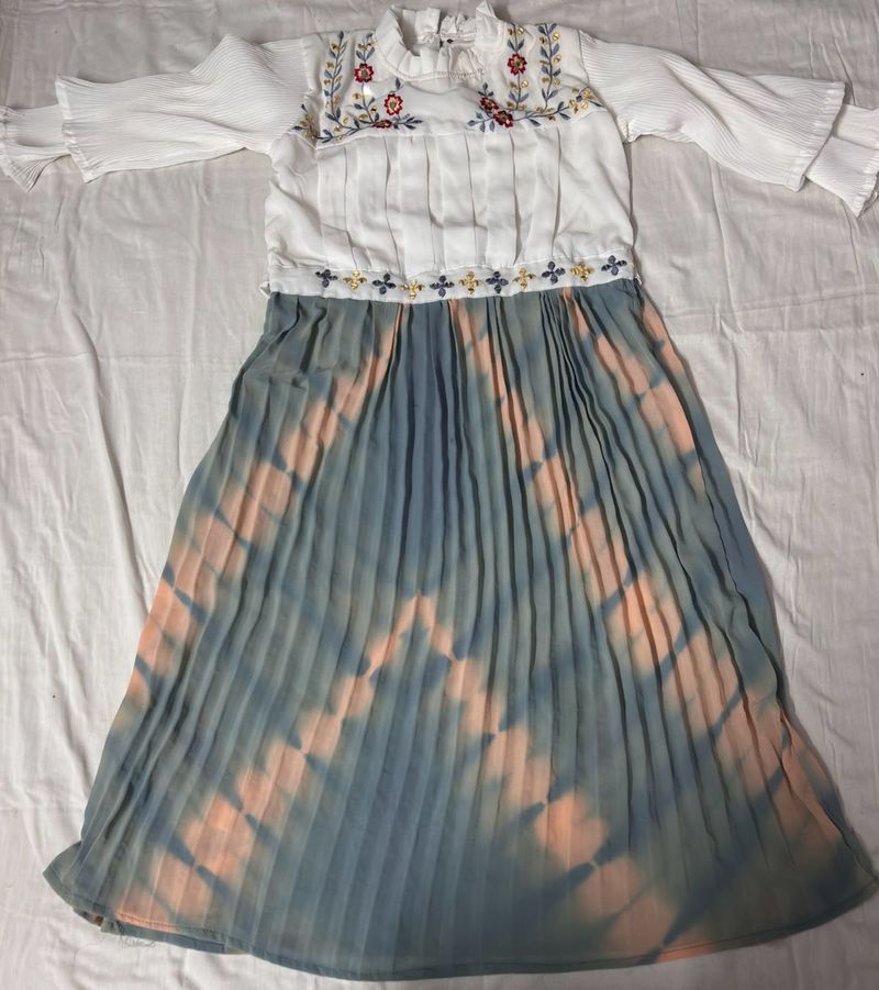 WHITE PATTERNED TOP