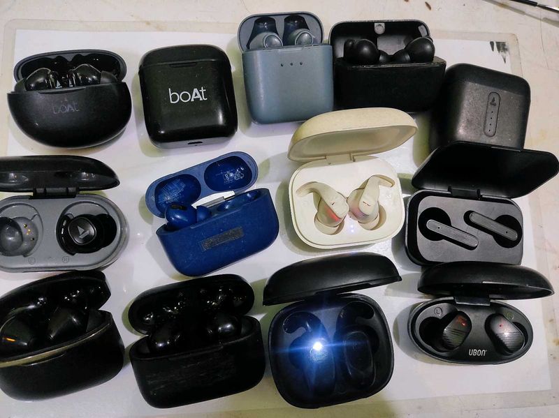 Lot of Wireless Earbuds