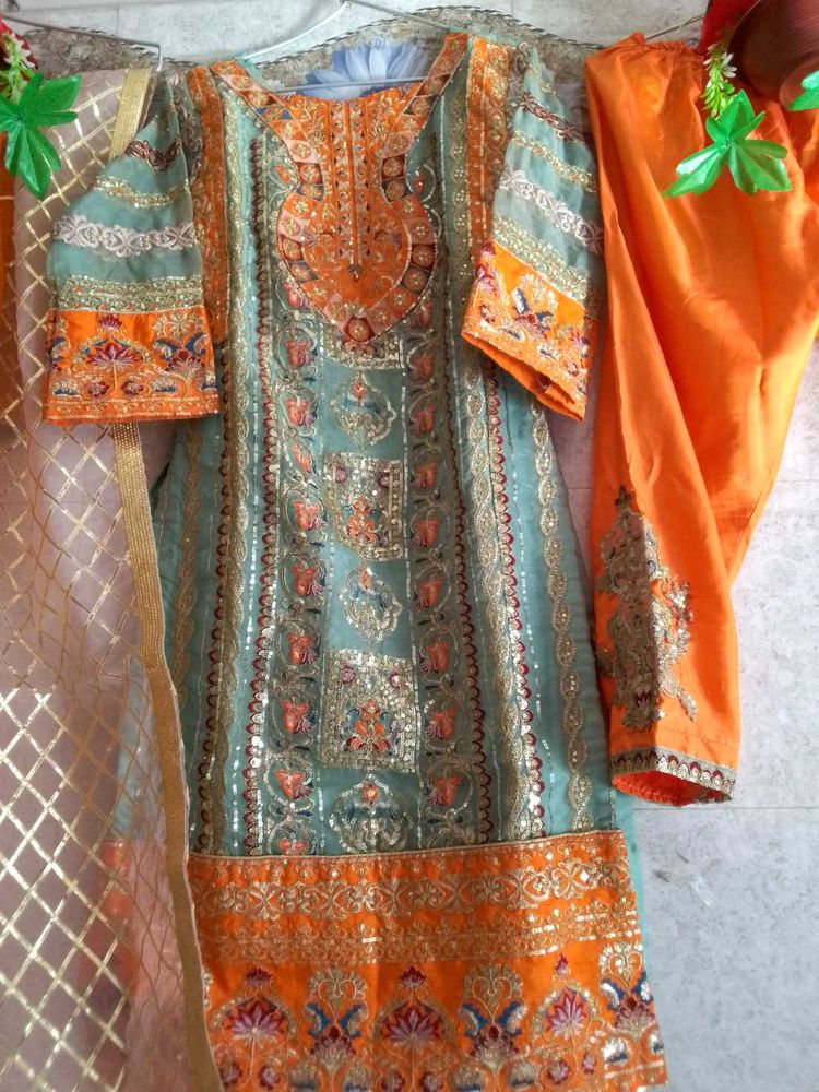 Elegant Pakistani Suit