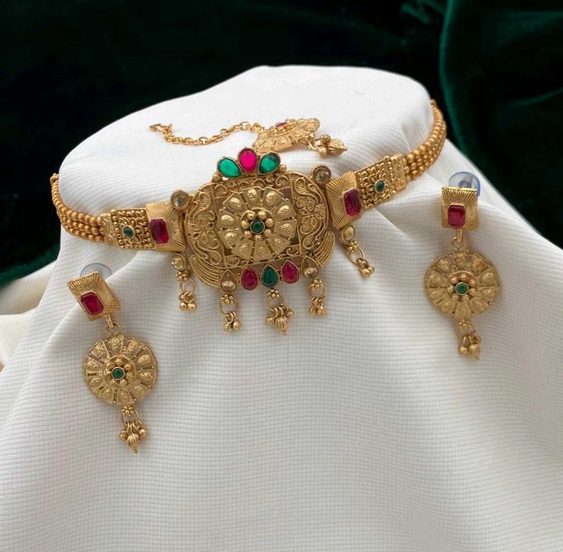 Chokor With earrings