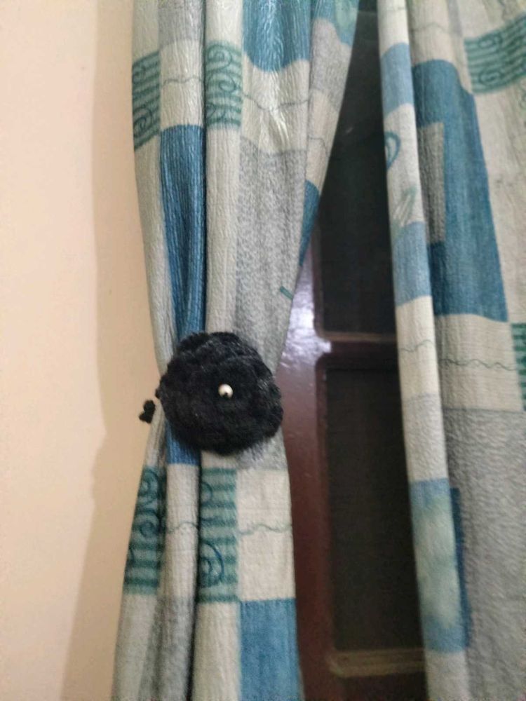 curtain holder black colour