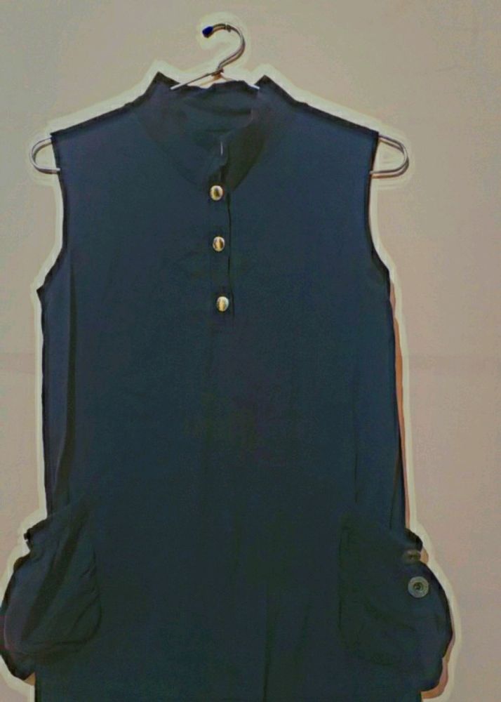 Black Sleeveless Top / Size - L