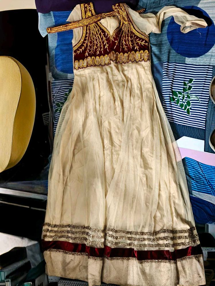 I Am Selling My Anarkali Suit