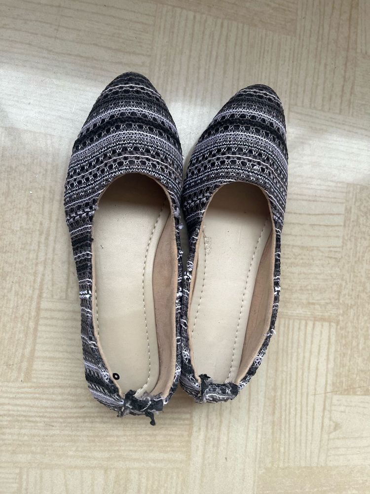 Patterned Pointed-Toe Flats