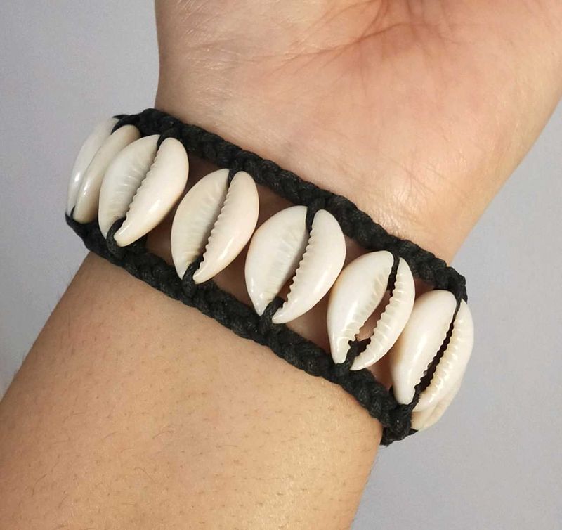 Cowrie Shell Thread Bracelet