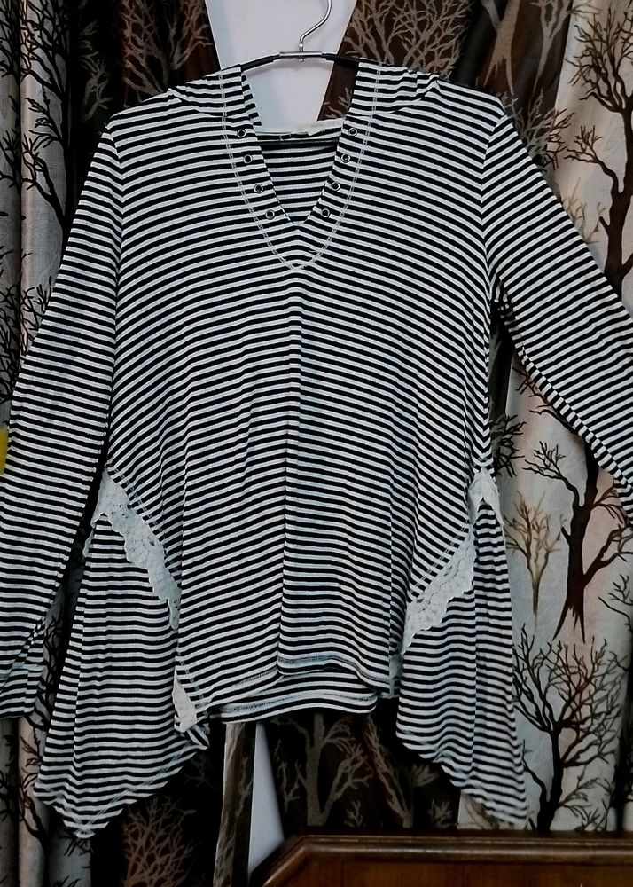 Winters Lines Hauzari Top With Hoodie