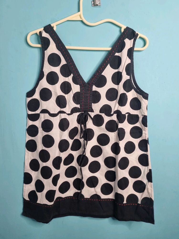 A Black&amp;white Dott Printed Tank Top.