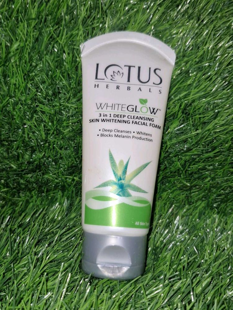 Lotus Whiteglow 3in1 Facewash