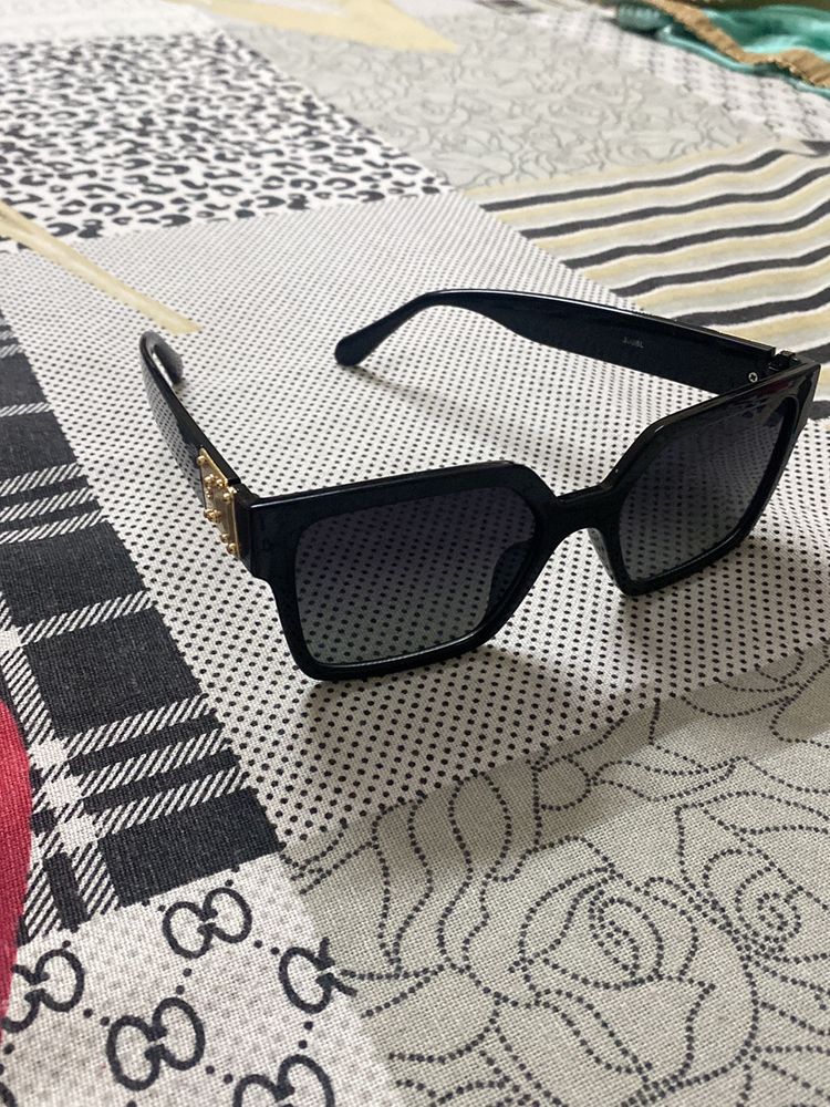 Its A Non Brand Googles With Golden Touch
