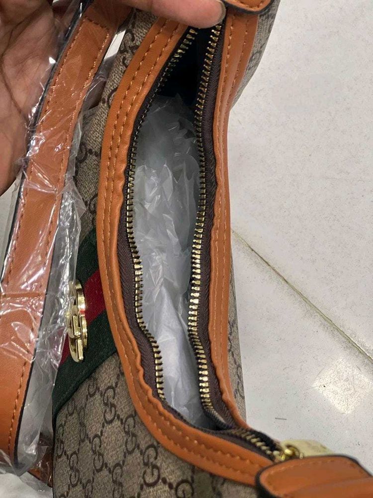 GUCCI NEW IMPORTED HALF MOON LOOK SLING BAG