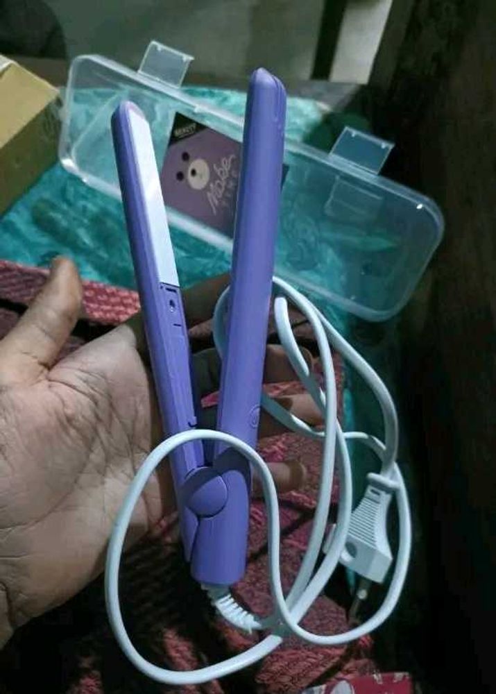Mini Portable Hair Straightener - Travel-Friendly