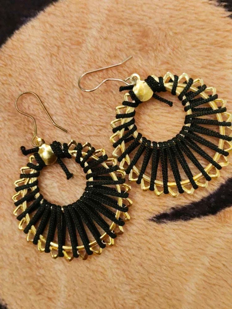 Black round earrings