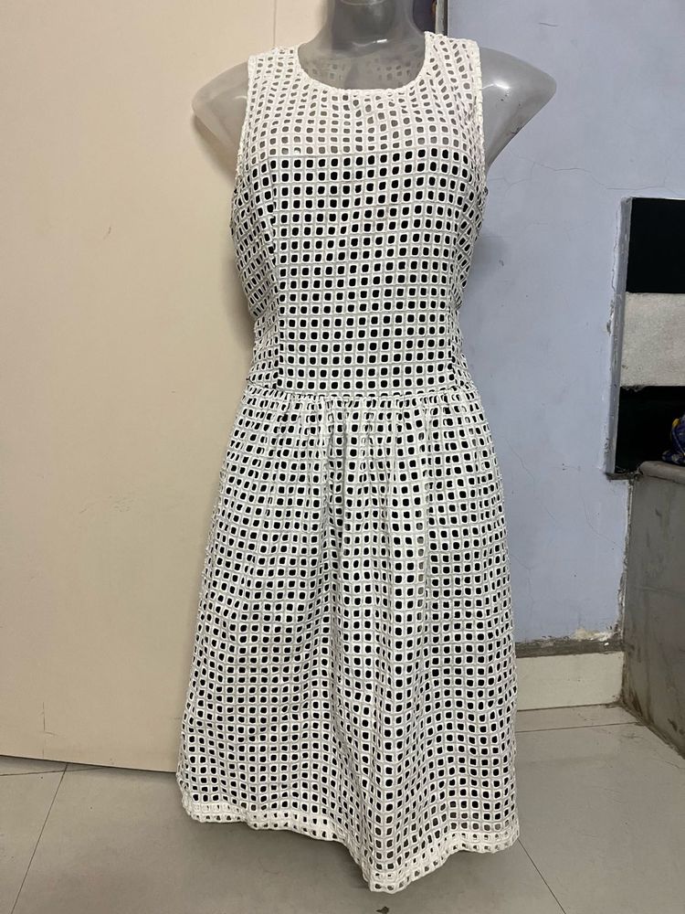 BANANA Republic Branded Cut Out Designer White Pie