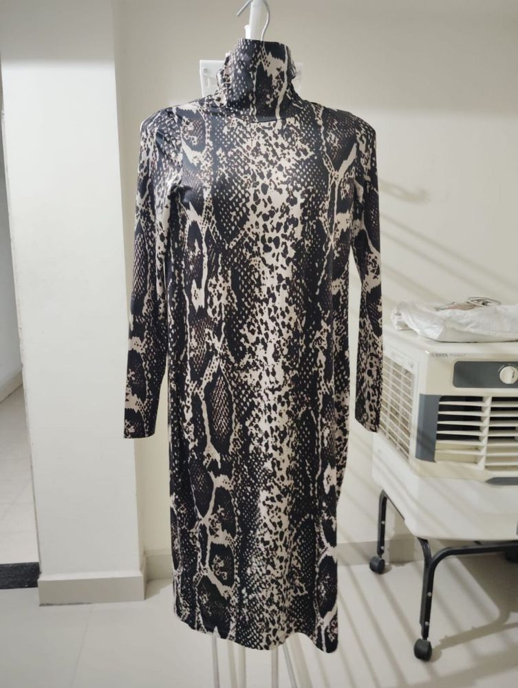 Size S- Zara dube Snakeskin Print turtleneck