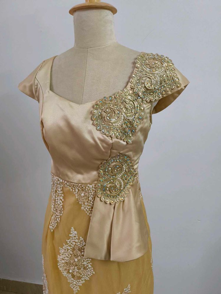 Elegant Gold Embroidered Gown❤️❤️