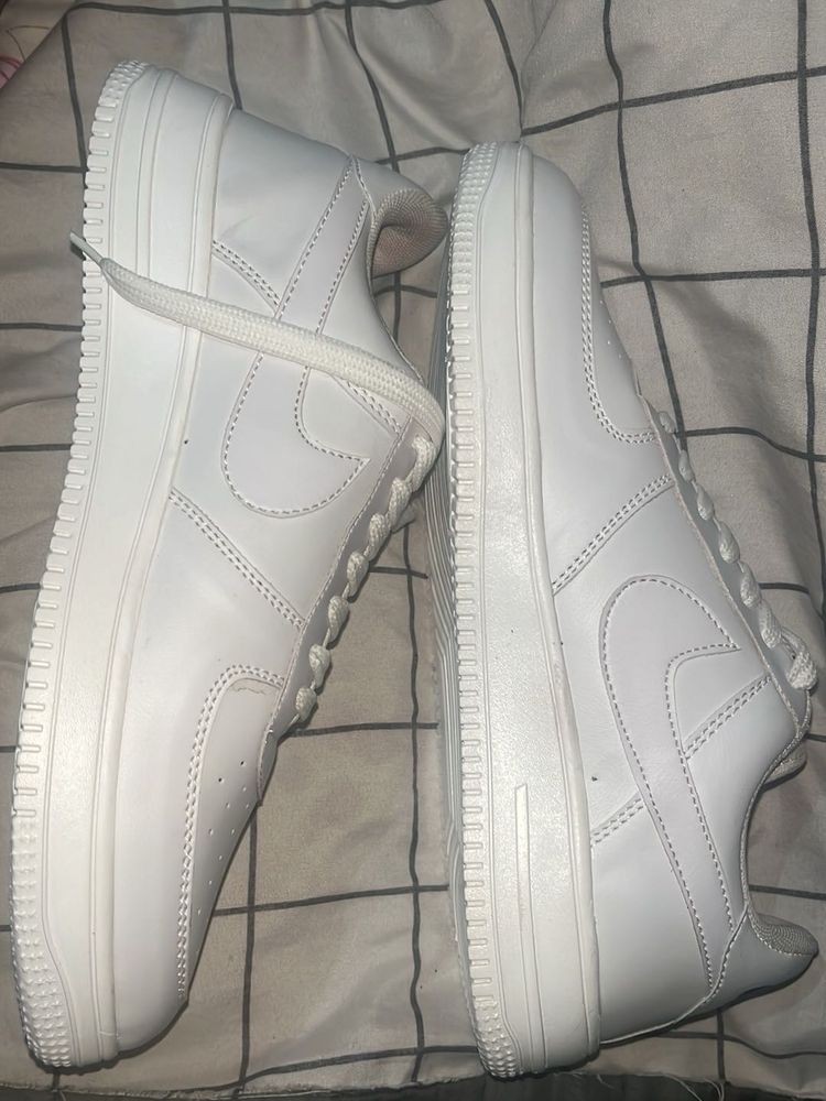 Nike Air Force 1 - Classic White Sneakers