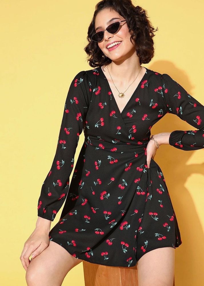 Berrylush Women Black &amp; RedCherry Printed V-Neck