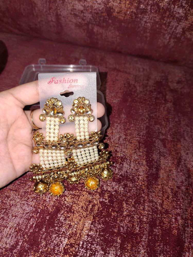 GORGEOUS EARRINGS WITH GOLDEN AND WHITE PEARL