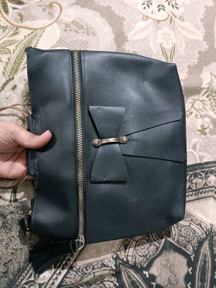 Black 🎀 Sling Bag 😊...