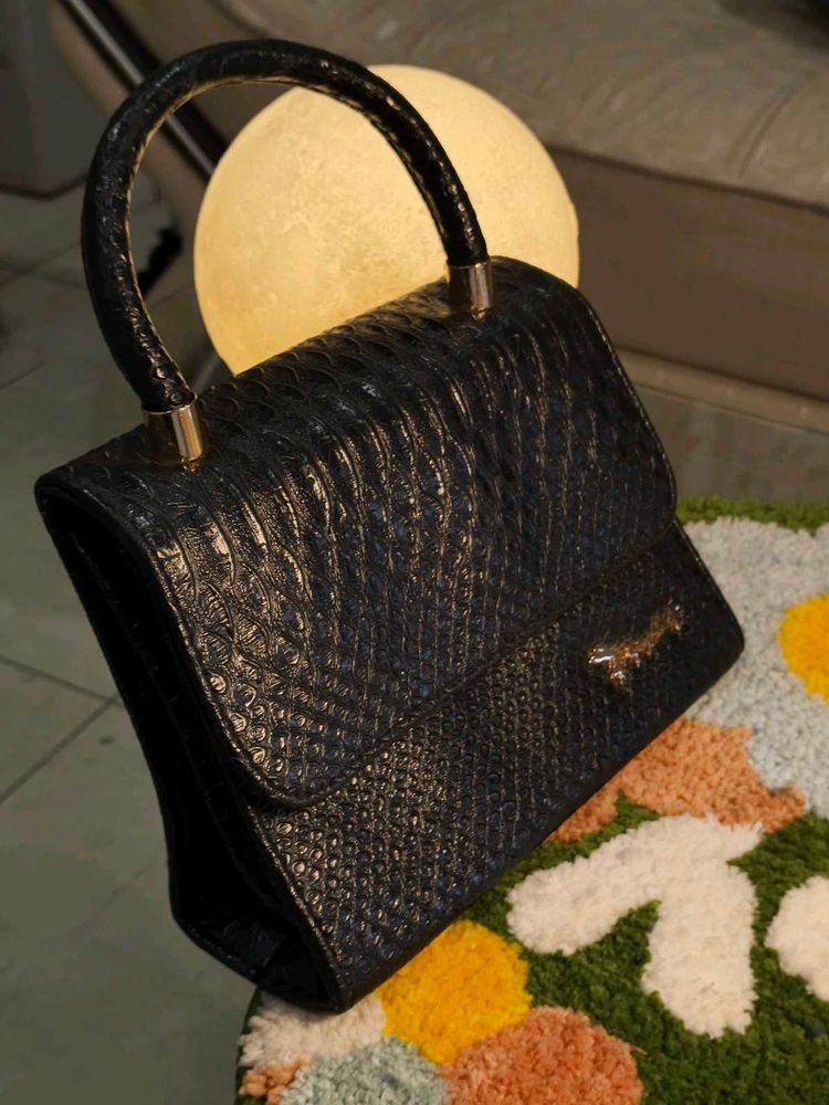 ✨ Black textured Luxury Handbag | Like New ✨