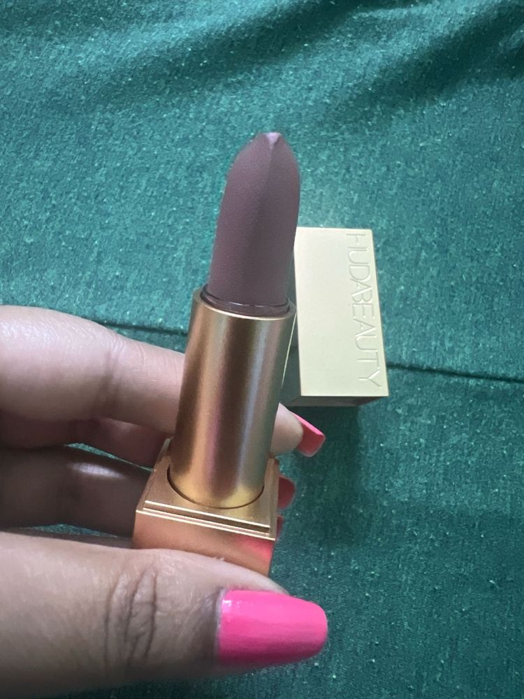 Hudabeauty Power Bullet”interview” Matte Lipstick